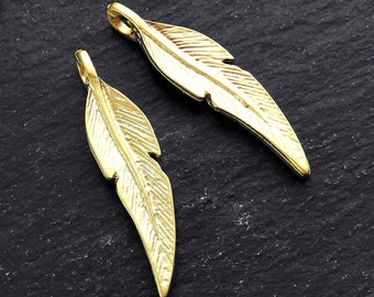 Dijes colgantes de plumas grandes con lazo lateral, rústicos, chapados en oro mate de 22 k, 2 piezas