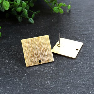Fyrkantiga örhängesstift, texturerade örhängen, komponentörhängen, 22k mattguldpläterad, 1 par, med fjärilsbaksida
