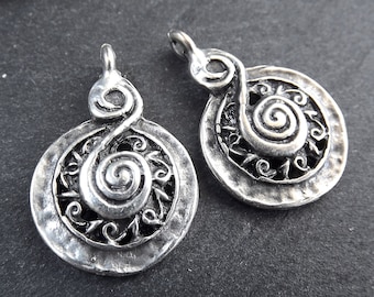 2 Charmes en spirale ethnique, pendentif rustique, charmes rustiques, charmes argentés, charmes ethniques, charmes tribaux, matte antique plaqué argenté, type 2