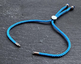 Ebauches de bracelets bolo coulissants en corde réglable, Bracelets cordon de 2 mm bleu cyan profond avec perles coulissantes, apprêts en argent, 1 pièce