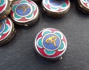 Könnte beinhalten: Runde Messingperlen mit floralem Design und einer blauen, grünen und roten Emaille-Einlage. Die Perlen haben ein goldfarbenes Symbol in der Mitte.