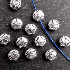 Pequeñas cuentas espaciadoras plateadas con forma de concha de vieira, dije central, 9 x 4 mm, chapado en plata antigua mate, 10 unidades