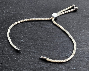 Bracelet bolo ajustable : cordon en rayonne crème chaude, apprêts plaqués argent, 1 pièce