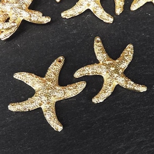 Zawieszka w kształcie rozgwiazdy w kształcie plamki, otwór u góry, pozłacana 24-karatowym błyszczącym złotem, 2 szt.