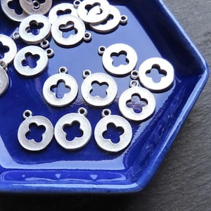 Round Quatrefoil Four Leaf Clover Charms, Matte Antique Silver plated, 8pcs