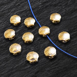 Malutkie srebrne koraliki dystansowe w kształcie muszli muszli, zawieszka centralna, 9 x 4 mm, platerowane 24-karatowym błyszczącym złotem, 10 szt.