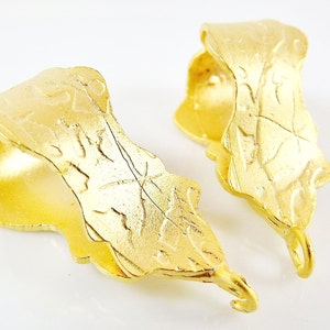 Puede incluir: Dos cierres de joyer&iacute;a de metal dorado con un dise&ntilde;o de hoja. Cada cierre tiene un bucle en el extremo.