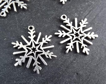 Wintersneeuwvlok hanger, kerstvakantiebedel, mat antiek verzilverd messing, 2 stuks