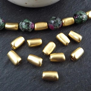 Distanziatori per perline tubolari in oro da 8 mm, perline Nugget organiche, perlina greca corta e grande di Mykonos, perline resistenti all'ossidazione, placcate in oro opaco 22k, 8 pezzi