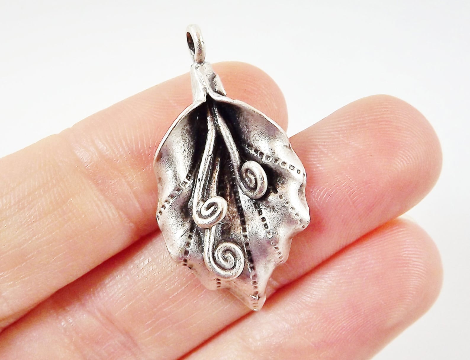 Curled Polish And Matt Leaf Pendant main image 0