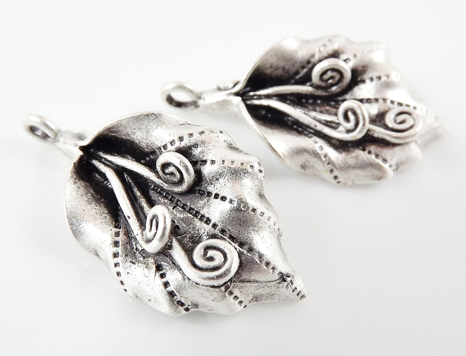 Curled Polish And Matt Leaf Pendant