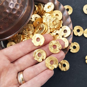 Gold Cornflake Disc Pebble Bead Spacer, Free form Beads, Organic Flat Beads, Mykonos Beads, Nugget Beads, 22k Matt vergoldet - 4Stk