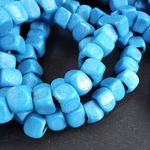 Perline quadrate a cubo in vetro azzurro cielo da 10 mm, perline artigianali tradizionali turche rustiche fatte a mano, perline in vetro turche
