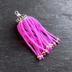 Gland de perles de rocaille rose vif avec chapeau à rayons, gland de fabrication de bijoux, boucle d&#39;oreille ou collier à faire soi-même pendentif, laiton plaqué argent mat, 1PC