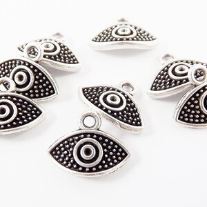 8 amuletos de mal de ojo de elipse curvada - Latón chapado en plata antigua mate