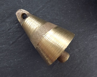 Messing Glocke, Glocke Anhänger, rustikale Glocke, strukturierte Linie, Metallglocke, Rohmessing, Tribal Stil, Ethno Anhänger, Home Decor, Double Bell, No:6