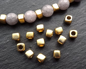 Petites entretoises carrées en or Nugget, perles carrées organiques, perle grecque Mykonos Gold, perles résistantes au ternissement, plaqué or mat 22k, 12pc