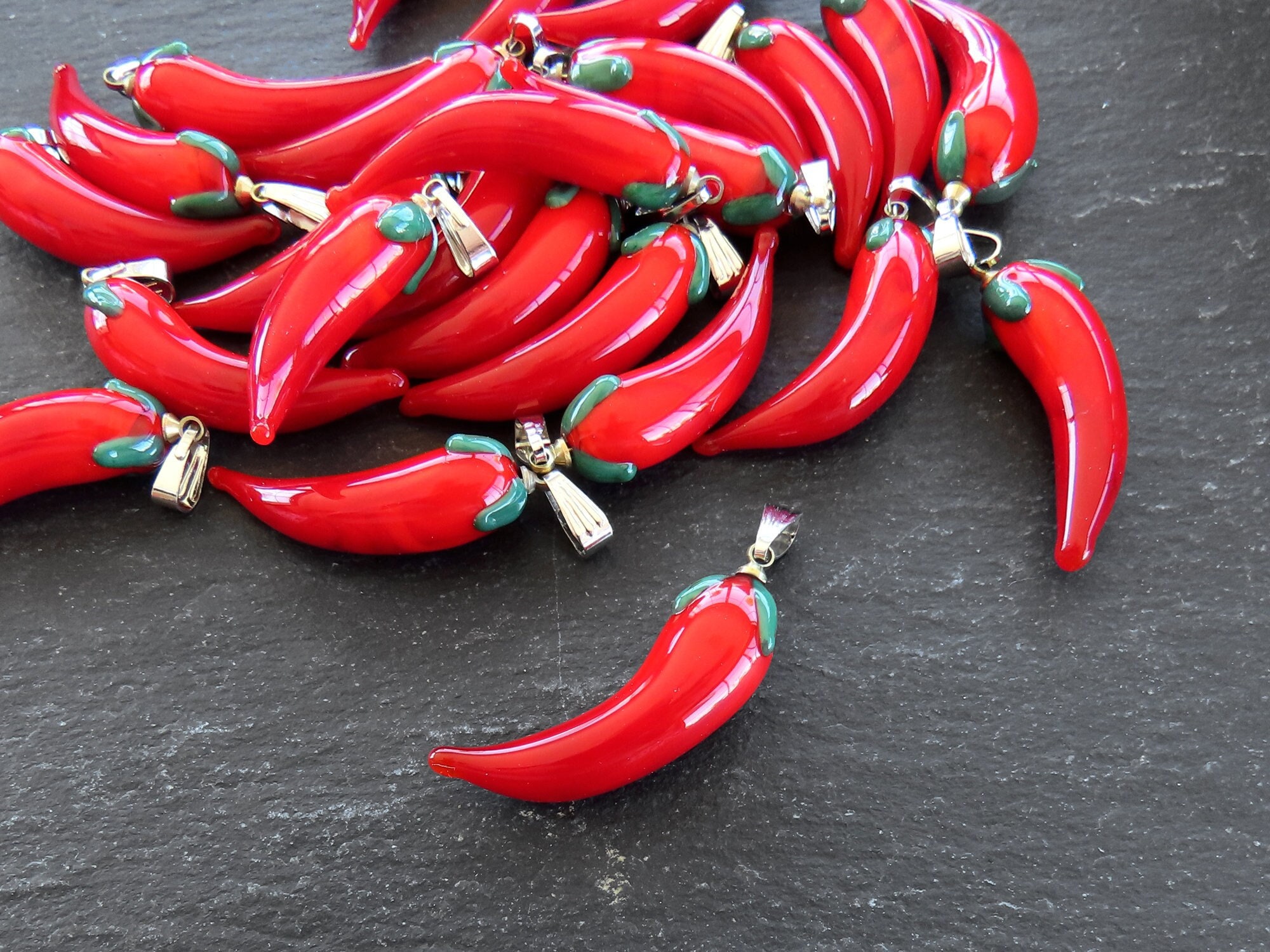 24x Rote Chili Anhänger Emaille - Glücksbringer Schmuck DIY 3,5cm