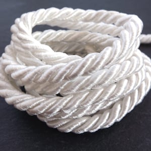 Cordoncino intrecciato in seta di corda di raso di rayon intrecciata bianco crema da 7 mm - 3 strati intrecciati - 1 metro - 1,09 iarde