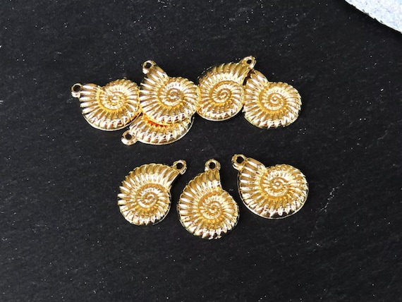 アンモナイト化石スパイラル貝殻チャーム、ゴールドシェルペンダント