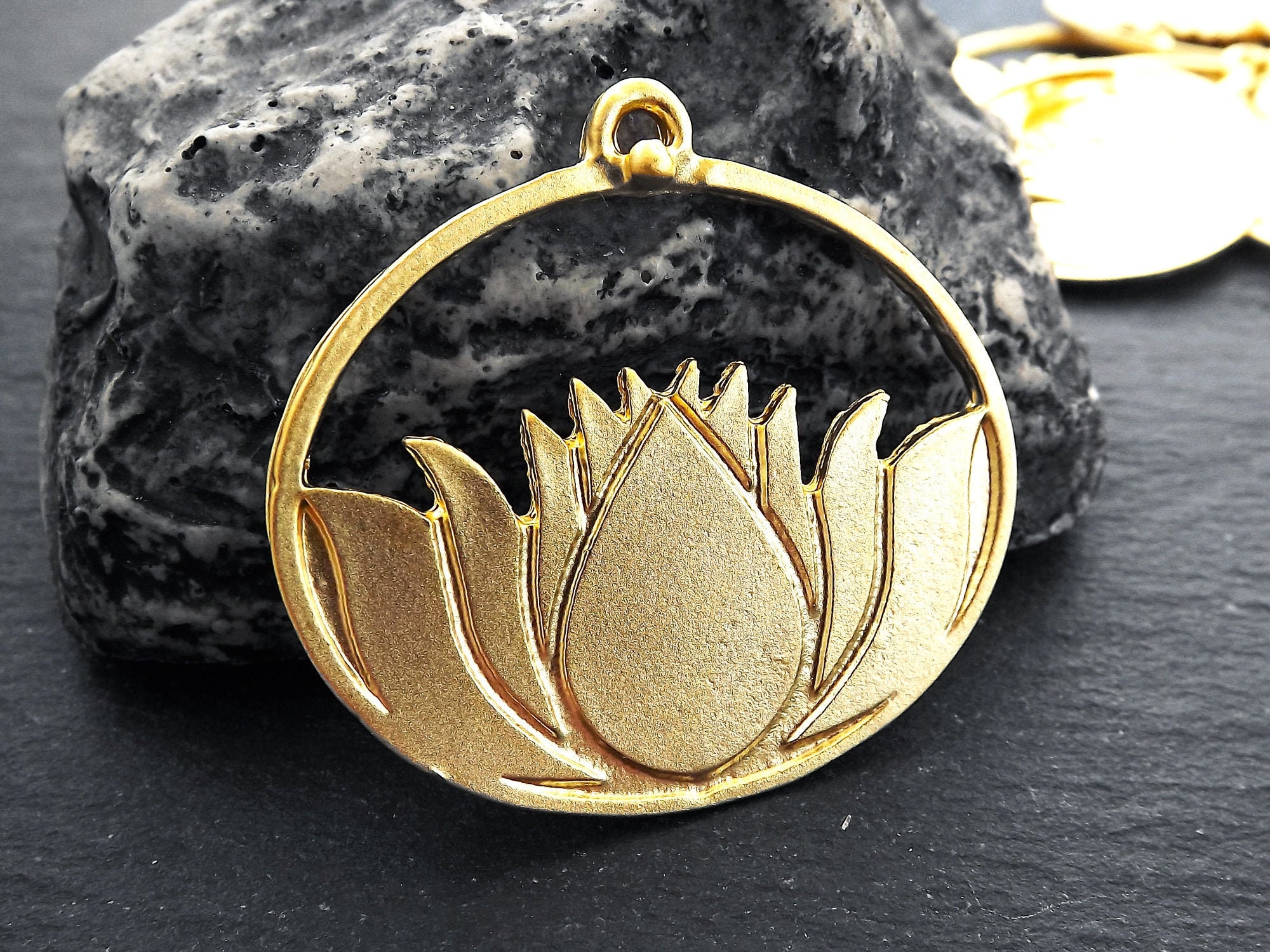 *UK* GOLD PLT LOTUS FLOWER PENDANT NECKLACE HOLLOW LEAF WATER NAMASTE YOGA CHARM *UK* GOLD PLT LOTUS FLOWER PENDANT NECKLACE HOLLOW LEAF WATER NAMASTE YOGA CHARM
