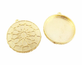 Puede incluir: Dos colgantes de metal de color dorado con un diseño geométrico decorativo. Un colgante es liso y el otro tiene un patrón de estrella.