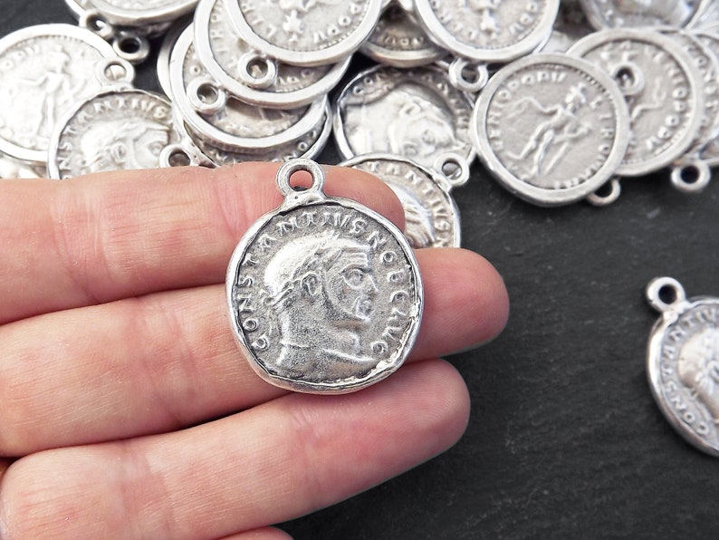 Ciondolo a forma di pesce in vetro romano, collana in argento