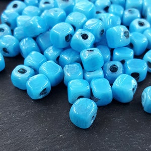 Perline quadrate di cubo di vetro azzurro cielo, perline artigianali tradizionali turche rustiche fatte a mano, perline di vetro turche, 7 mm