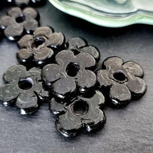 6 svarta glasblompärlor, stora grova hantverksmässigt handgjorda, svarta med grön underton - 22 mm