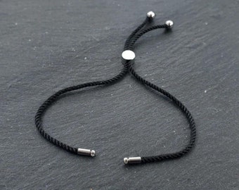 Bracelet Bolo noir ajustable : cordon en rayonne de 2 mm avec accessoires en métal argenté brillant