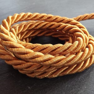 Cordón trenzado de seda de cuerda de raso de rayón retorcido de 7 mm de color amarillo mostaza y miel - 3 capas de giro - 1 metro - 1,09 yardas
