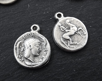 Moneda de plata griega, encanto de moneda, moneda rústica, moneda grande, didracma de Siracusa, colgante de moneda, Artemisa, mitología griega, plata antigua plateada 2pc