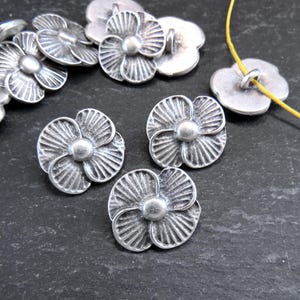 Ängsblomsknappar, Metallknapp med Vildblommor, 15 mm, Matt Antikförsilvrad, 3 st.