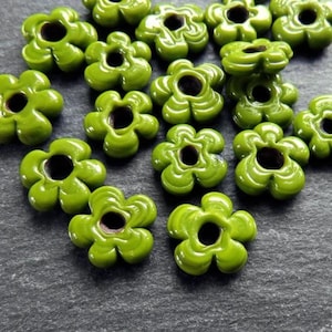 20 perline di vetro mini verde oliva a forma di fiore, artigianali floreali fatte a mano, 10x3mm