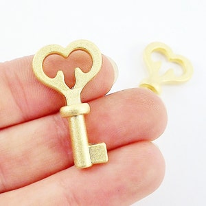 2 colgantes de dijes de llave de corazón, llave de amor, llave del corazón, llave pequeña, joyería de llaves, suministros de artesanía - chapado en oro mate de 22 k