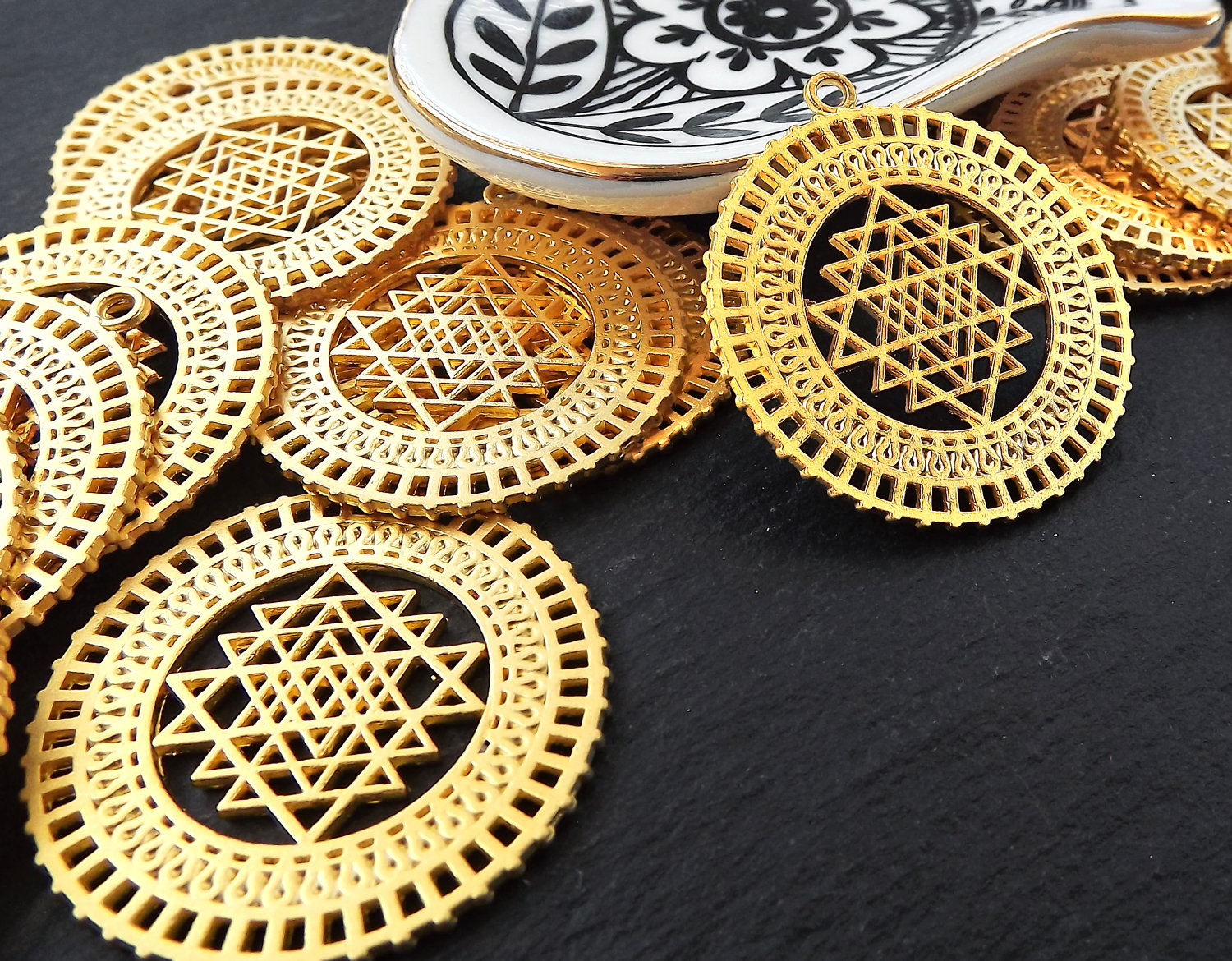 Pendentif en laiton doré Sri Yantra mandala avec une pierre