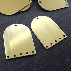 6 tunna D-formade berlocker i rå mässing, örhängesdelar, 29 x 21 mm, 6 hål,
