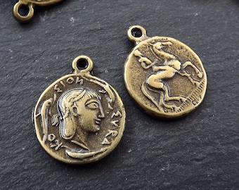 Moneda de bronce griega, encanto de moneda, moneda rústica, moneda grande, didracma de Siracusa, colgante de moneda, Artemisa, mitología griega, bronce antiguo plateado 2pc