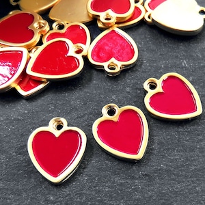 Rote Herz Charms, Kleine Emaille Herz Anhänger mit erhabenen Kanten, Love Charm, 22k Matt vergoldet, 3Stk