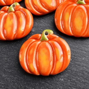 Orange pumpaberlock, keramisk halloweenprydnad, thanksgivingdekoration, stengodshänge, höstpyssel, 1 st
