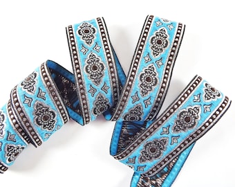 Puede incluir: Borde azul y marrón con detalles plateados. El borde tiene un patrón floral y es perfecto para agregar un toque de elegancia a cualquier proyecto.