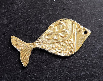 Op de afbeelding: Een gouden metalen visbedel met een gedetailleerd ontwerp. De vis heeft een bloemmotief op zijn lichaam en een getextureerde staart.