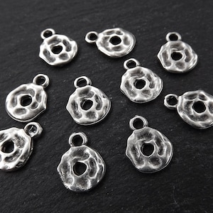 Silverögleberlocker, Miniögleberlocker, Ringberlocker, Silvermyntberlocker, Skivberlocker, Armbandsberlocker, Hamrade, Antikförsilvrade, 10 st.