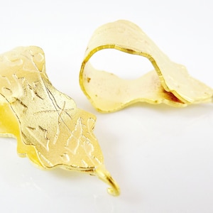 Puede incluir: Dos cierres de metal dorado con un dise&ntilde;o decorativo y texturado. Cada cierre tiene un bucle en un extremo y un gancho en el otro.