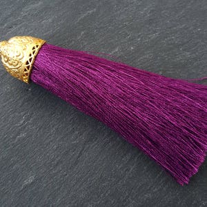 Extra Großer Dicker Magenta Lila Seidenfaden Quaste Anhänger mit kunstvollen 22k Matt Vergoldeten Kappe Schmuck Zubehör - 4,6 Zoll - 117mm 1 Stk