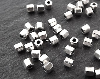2 mm små sexkantiga rörpärldistanser, metallpärlor för smyckestillverkning, matt antikförsilvrad, 50 st