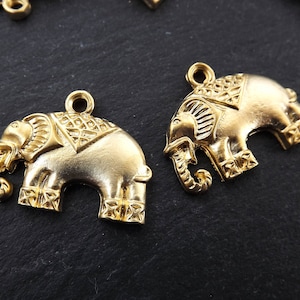 Amuletos de elefante, elefante dourado, amuleto de ouro, elefante étnico, pingente de elefante, amuletos de animais, elefante pequeno, banhado a ouro fosco 22k - 2 peças