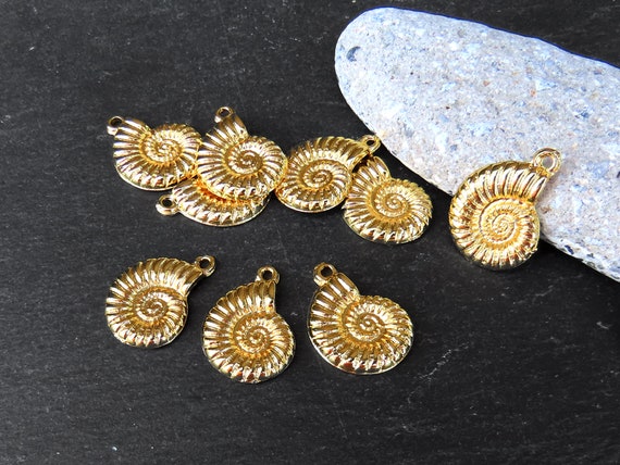 アンモナイト化石スパイラル貝殻チャーム、ゴールドシェルペンダント