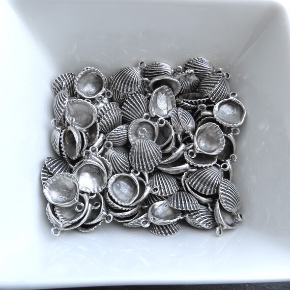 ホタテ貝チャームペンダント、小さな貝殻チャーム、20 x 15 mm、マット