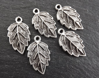 Petite breloque pendentif feuille, breloques en métal dentelées feuilles goutte feuillage, plaqué argent antique mat, 5pc